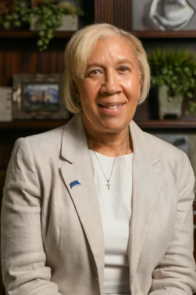 Sharon Ray headshot