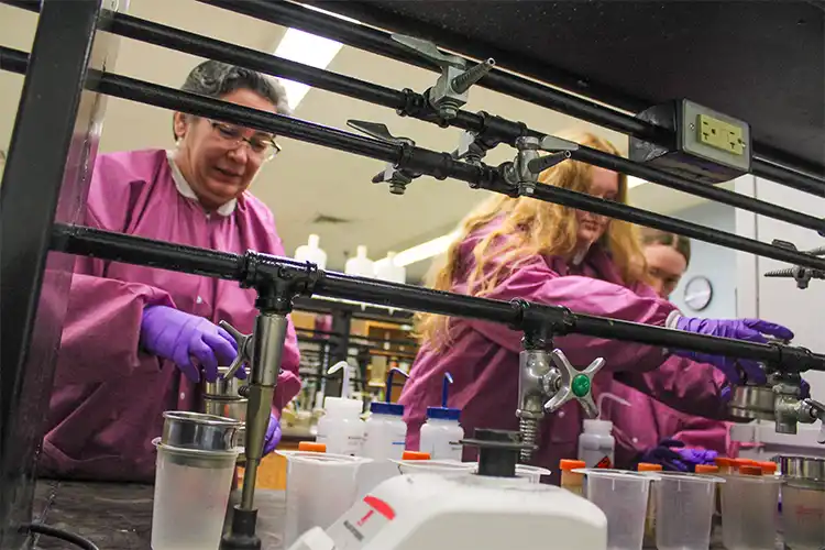 Jen O'Keefe in the lab with students.