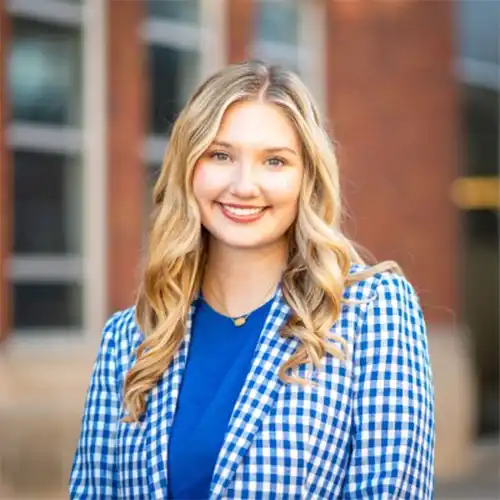 Picture of Allie Bush on campus.